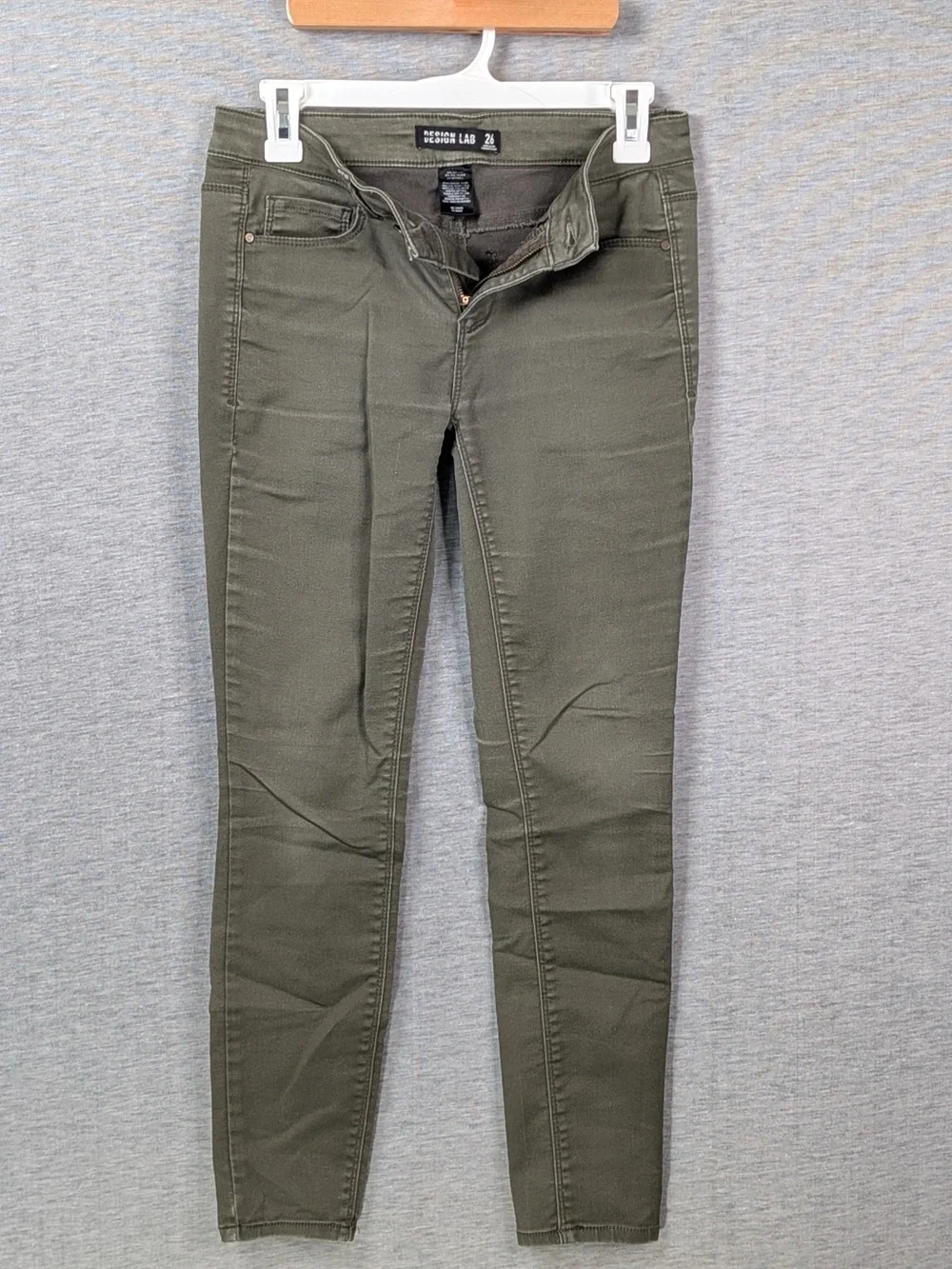Design Lab Skinny Pants- with flaw - Picture 3 of 11